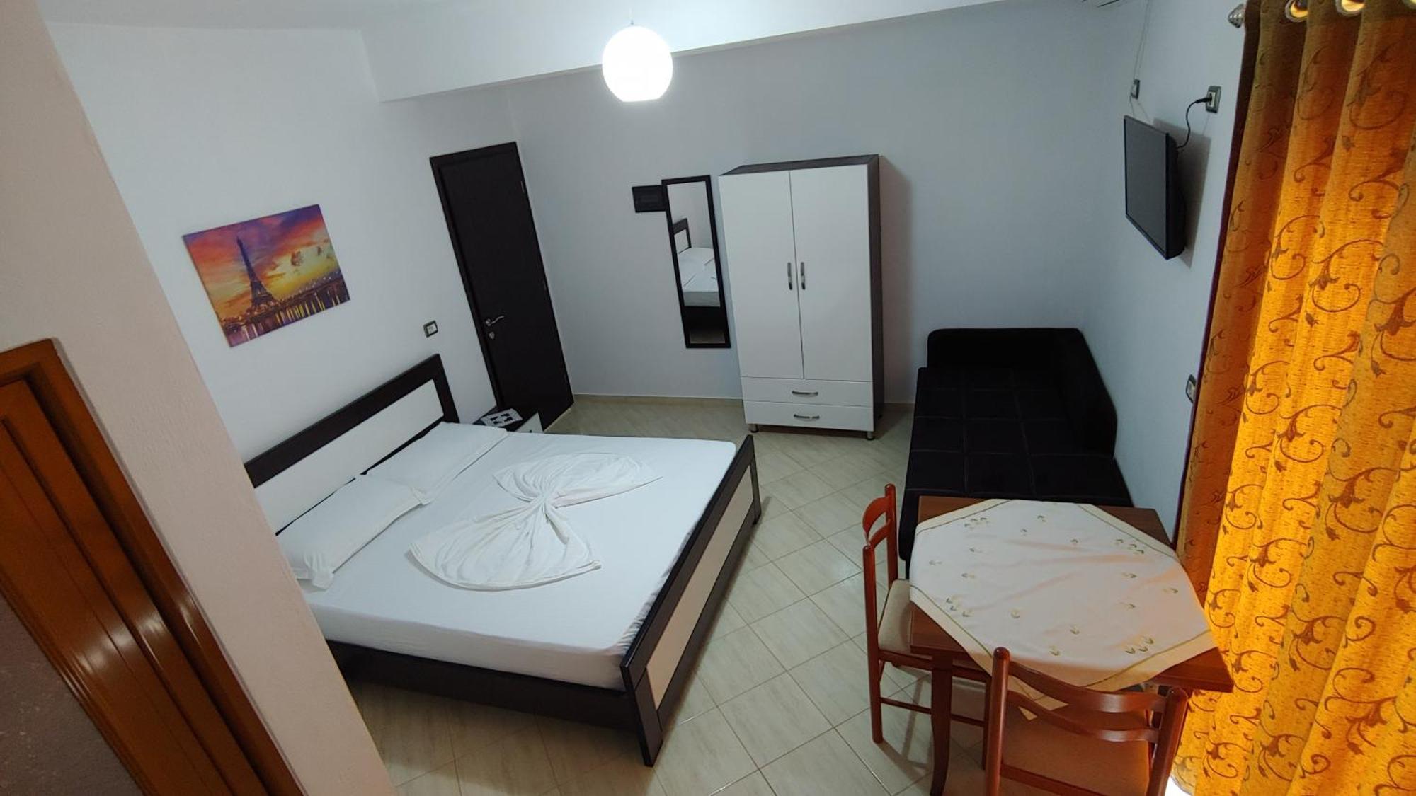 Leonel Hotel *